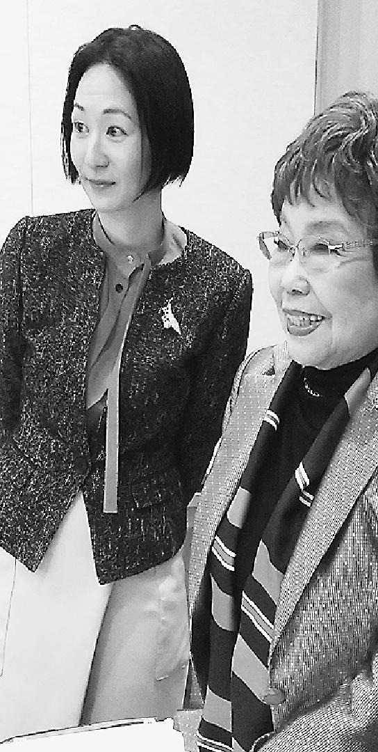 講演終了後、北澤艶子女性塾塾長とのツーショットに応じる川合紀子不動産業課長。講演テーマは「最近の不動産行政について」ということで、改正空き家法の趣旨と最新動向のほか、不動産DXに関する施策、不動産IDなどについても語った。99年国交省入省。住宅局、都市局、道路局のほか、外務省国際協力局など幅広い業務に係る。23年から現職。