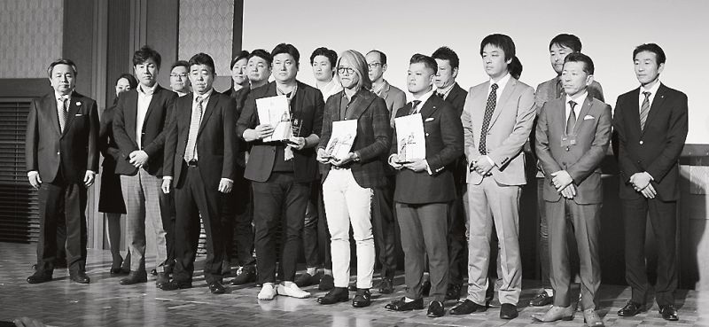 全国大会では表彰式も開催（左端がハイアスの浜村社長、前列中央がロジックの吉安社長）