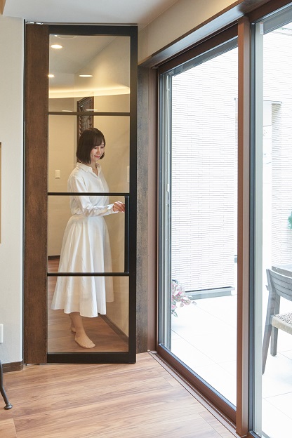 全館空調で機能するオリジナル「スイングドア」 ヒノキヤグループ