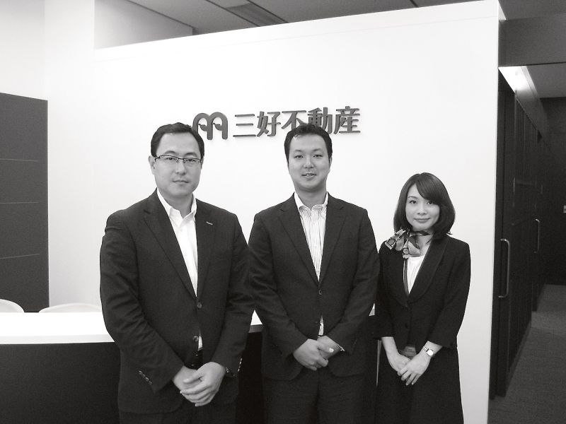 「順調な滑り出し」と口を揃える笠執行役員(左)と堂脇統括マネージャー(中)