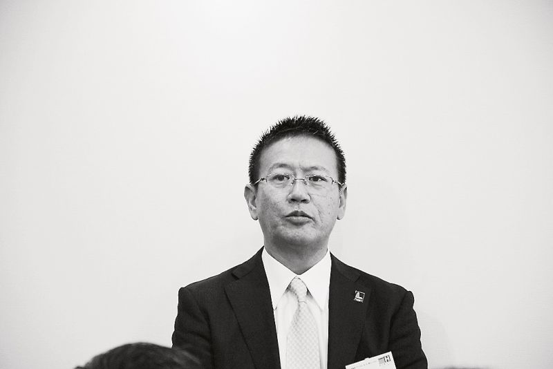「お披露目会」であいさつをする小川栄一フージャースコーポレーション社長
