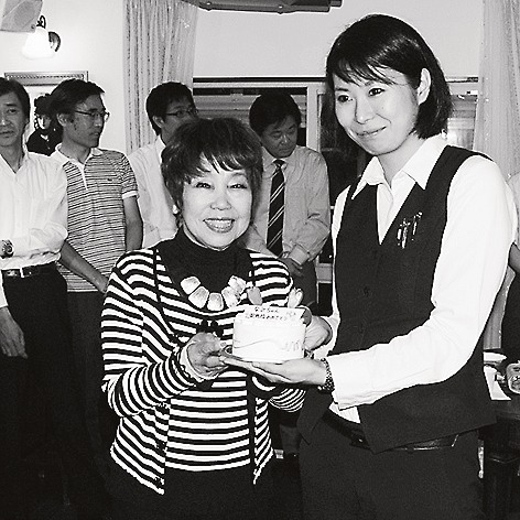 女性社員の結婚を祝う北澤商事の北澤艶子会長(左)
