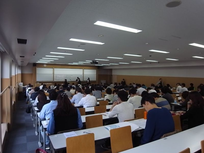 開始40分前で既にほぼ満員の試験会場(東京都内の会場で)