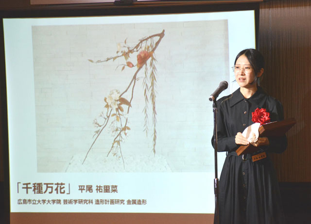 受賞の喜びを語る平尾祐里菜さんと作品画像