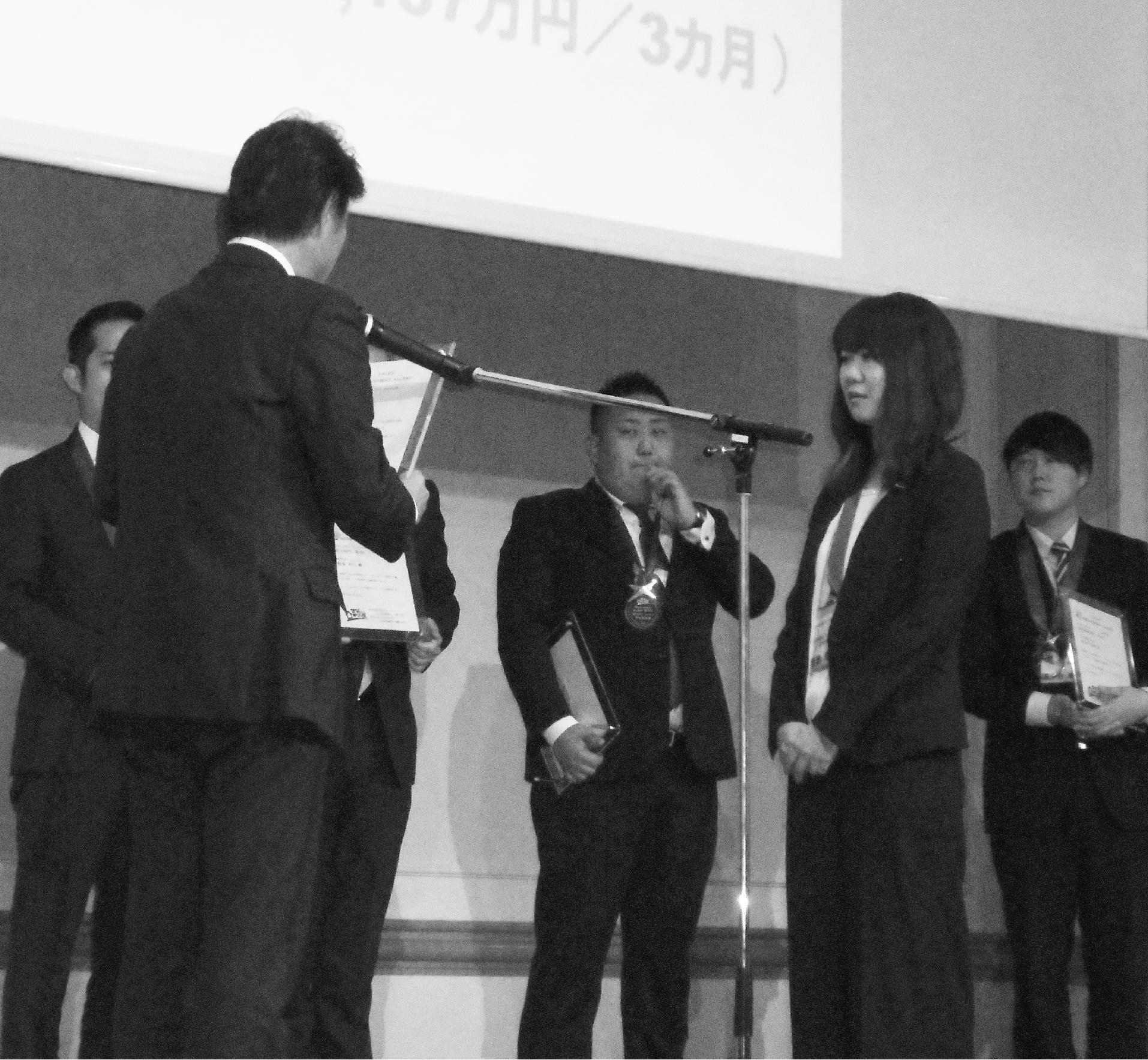 総合MVPの我妻氏に、土屋社長が表彰状を手渡した