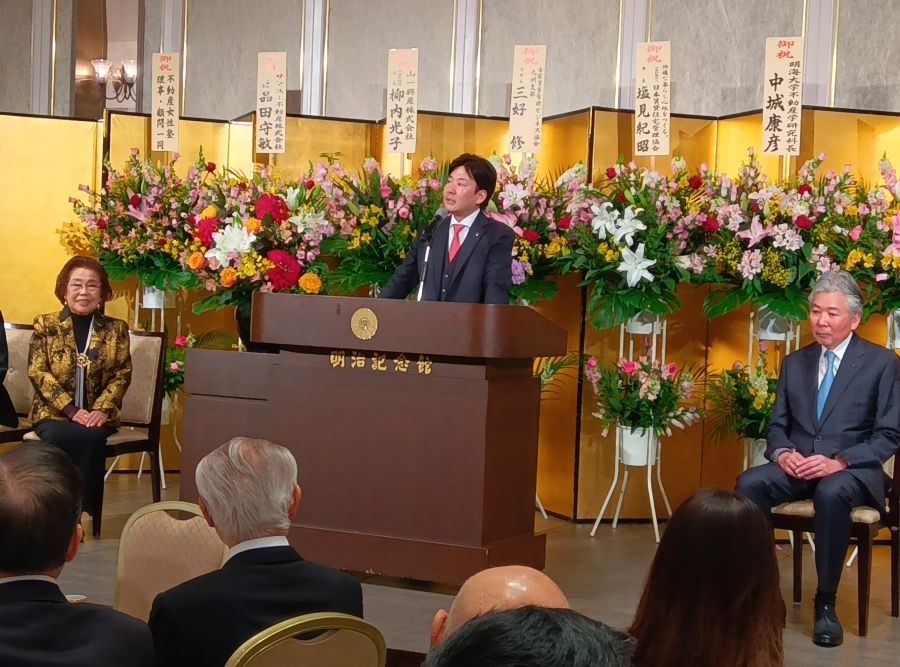 社長就任の挨拶をする北澤龍一氏とこの日から相談役となった艶子氏（左）と同じく会長に就任した前北澤敏博社長