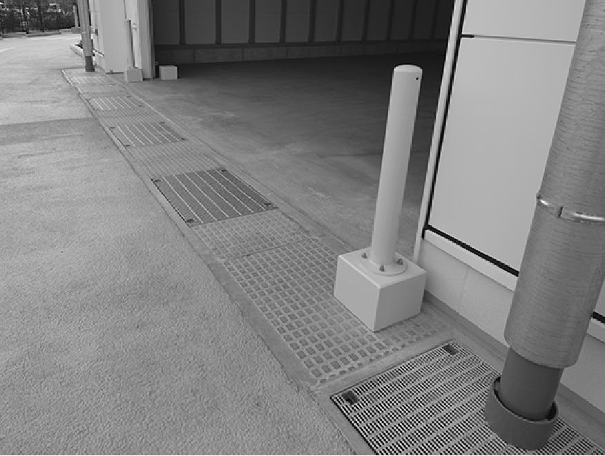 「Landport青梅Ⅰ」の外観(上)。テナントの要望を取り入れ雨水ピットを設けたフラットな床の1階搬入口