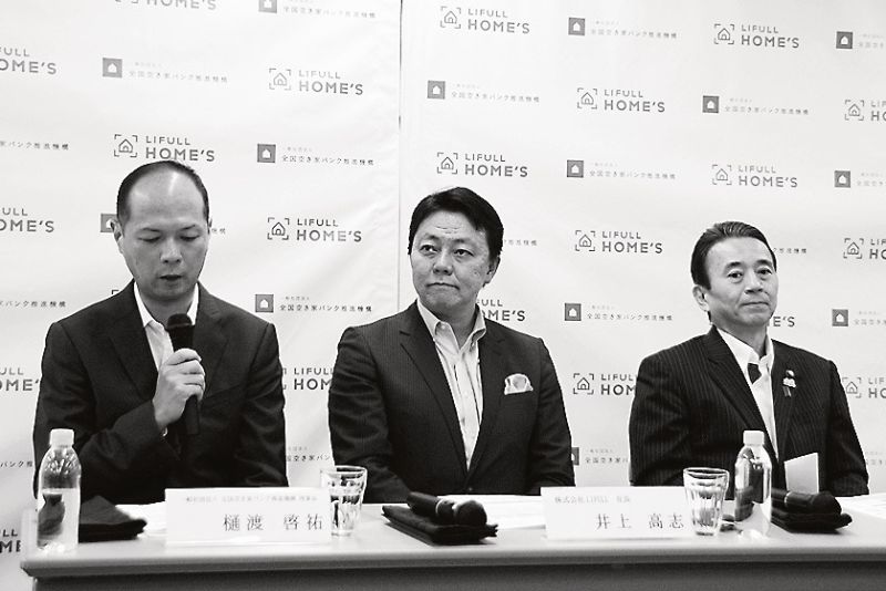 会見に臨んだ(左から)樋渡理事長、井上社長、鈴木市長