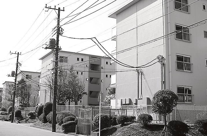 住宅団地は特定の時期に同世代が一斉入居するため、建物と人の高齢化が急激に同時進行する(写真はイメージ)