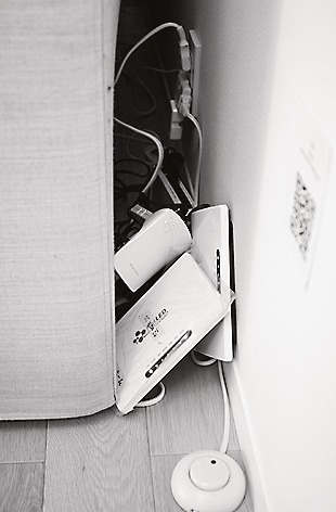 配線や通信機器が混雑しているソファ裏。こうした状況の検証や解消も「IoT住宅」の実現へ向けた課題の一つ