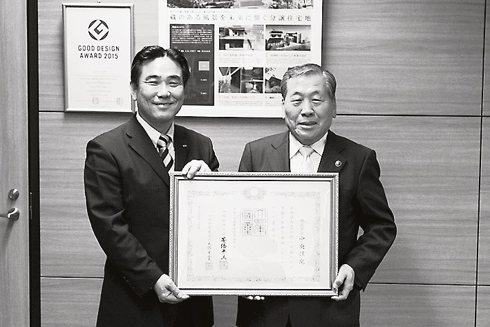 伝達式(左から品川社長と高橋市長)