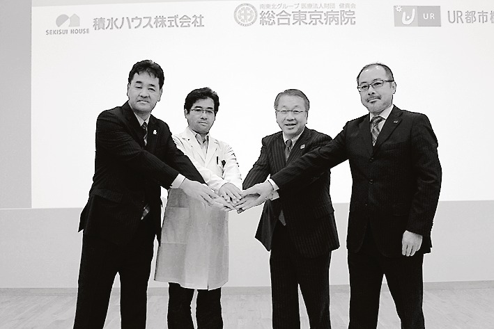 協働でまちづくりを進める（左から積水ハウスの篠崎浩士東京特建支店長、渡邉院長、中野区の田中大輔区長、ＵＲ機構の田中伸和本部長）