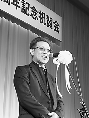 挨拶する鈴木真人社長
