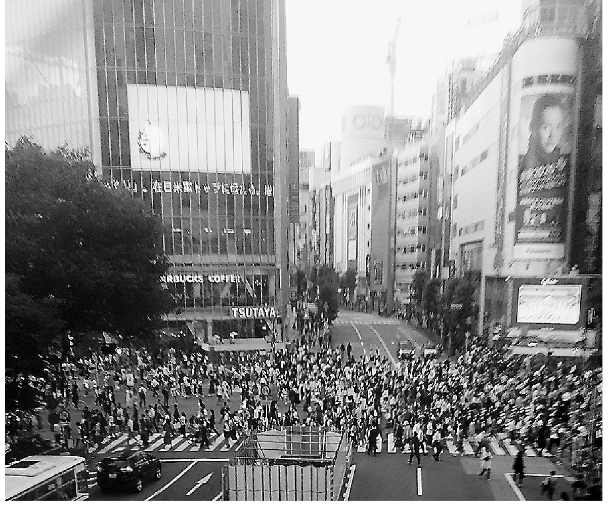 人と人との関係が薄れていく背景には何があるのか(東京・渋谷駅前で)
