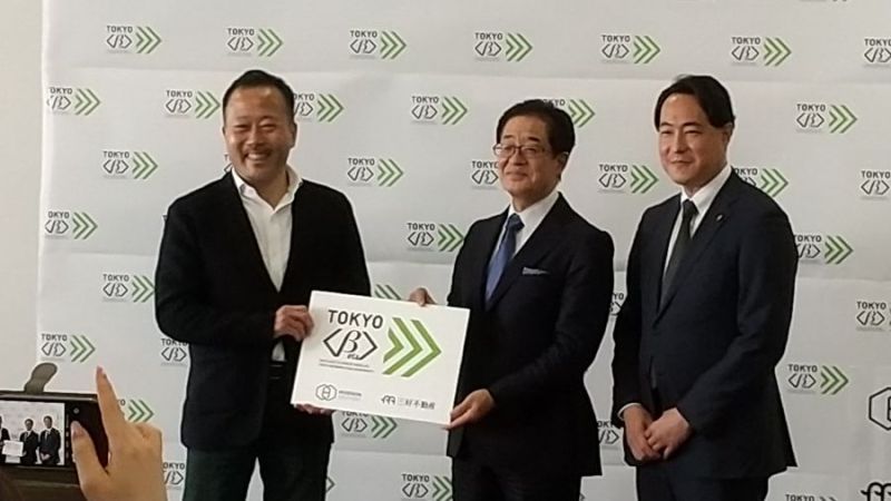 4月8日会見。三好修社長(写真中央)