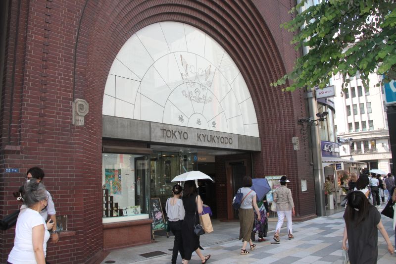 最高価額となった東京都中央区銀座５丁目銀座中央通りの鳩居堂前