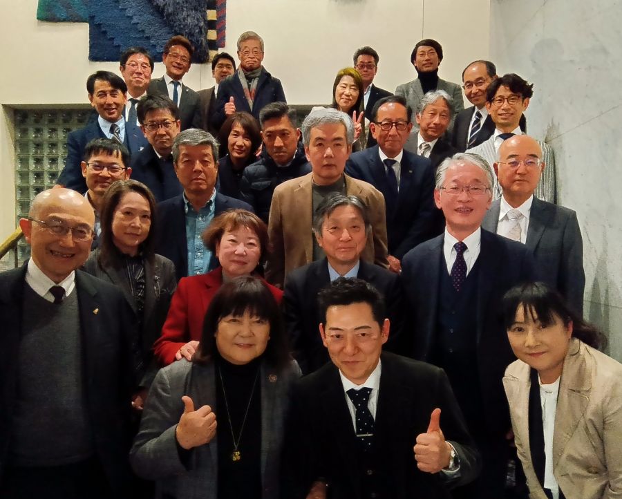 ２５年４月１日に行われたＦＲＰ総会後の記念撮影。前から３列目中央が代表理事の真鍋茂彦氏