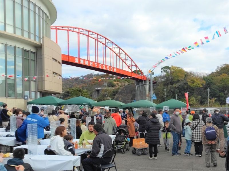 音戸大橋脇のマルシェに多くの人が集まり、お祝い気分を盛り上げた