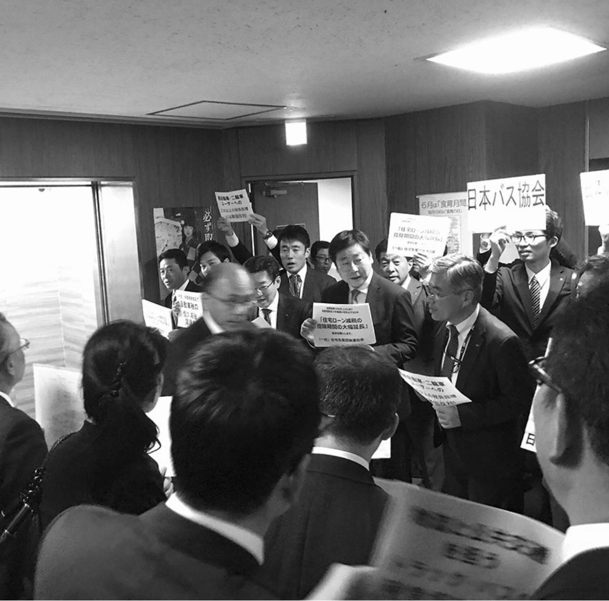 自民党税調の会場へ向かう議員に住宅業界団体の職員も大声で消費税増税対策の要望をアピールしていた(12月5日撮影)