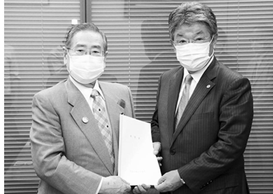 要望書を手渡す坂本会長(右)