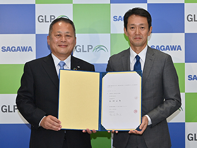 協定締結式。本村社長(左)と帖佐社長