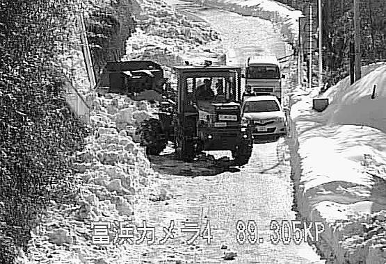 大雪で埋もれた道路の除雪作業(大月市猿橋)