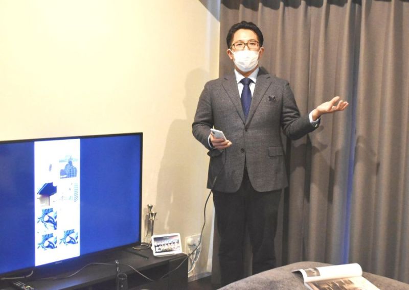 スマホからカーテンや照明などの操作を実演する橘主事