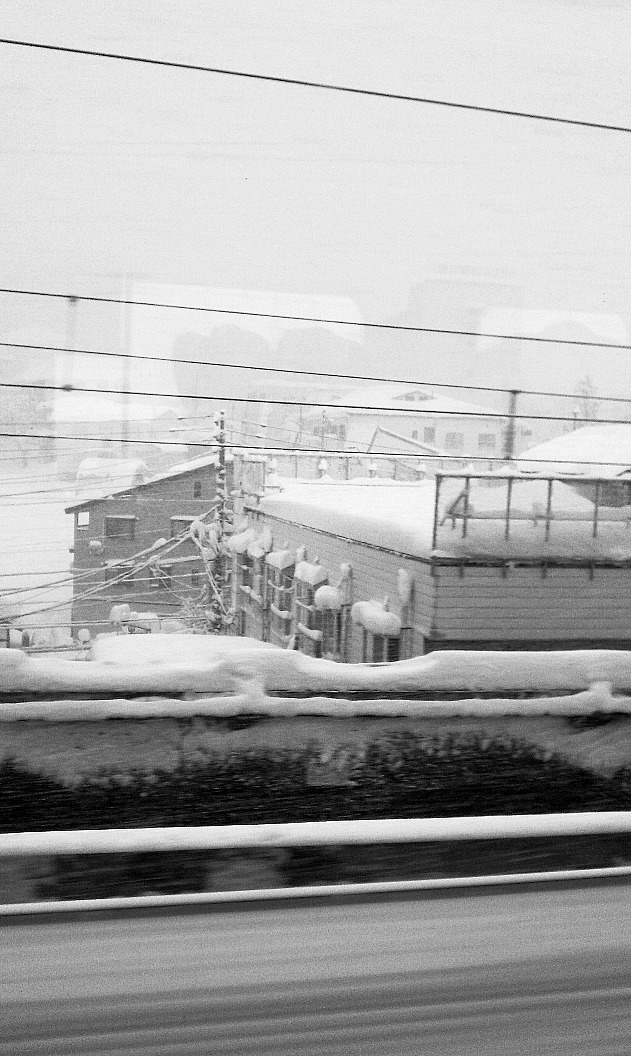 川端康成の小説「雪国」の時代と変わらない雪国・新潟の風景。上越新幹線下りで越後湯沢駅を過ぎた辺り(Maxときの車窓から撮影)