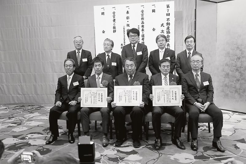 受賞者(前列中央)と審査委員