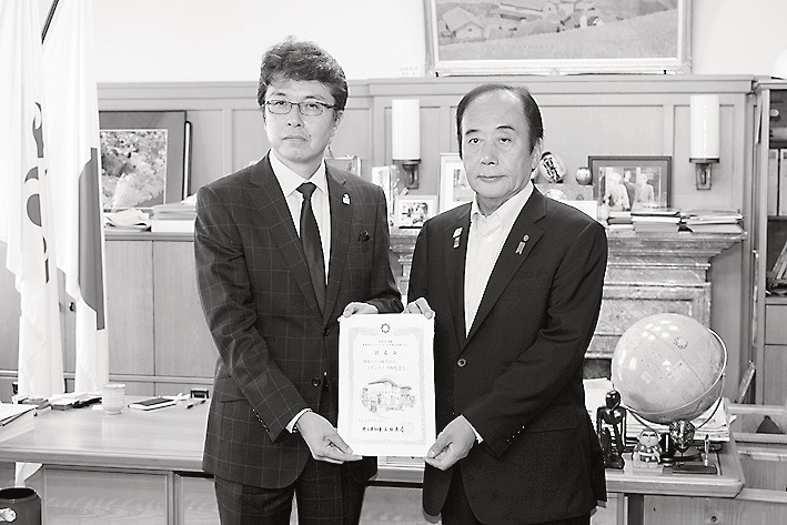 上田県知事(右)から認定証を交付される木村支店長