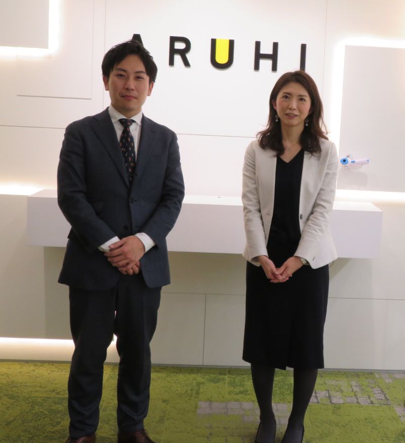 澤井慎二代表(左)とアルヒの今井聡美グループ長