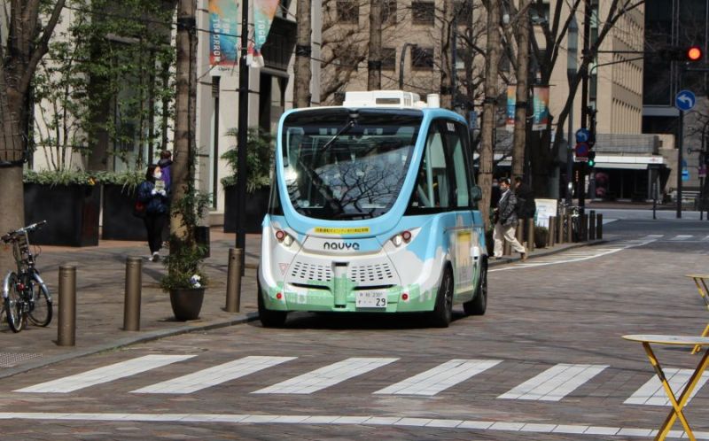 一方通行の道路を往復する自動運転バス