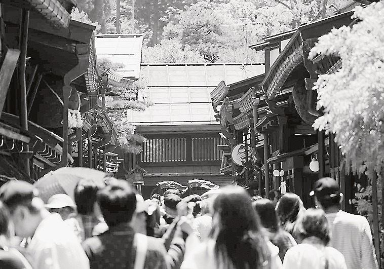 古民家が立ち並ぶ上三之町は観光客で混み合っている