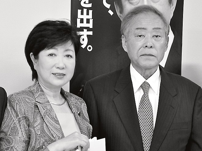 無電柱化実現の要望書を提出した神山会長(右)。(左)は小池議員