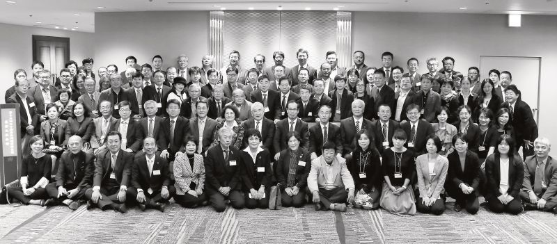 シンポジウム終了後、日中韓の参加者が集まって恒例の記念撮影。各国カメラマンの注文も飛び交った（１０月２１日、東京・西池袋で）