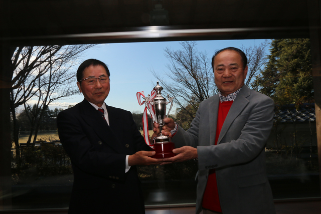優勝した関氏(右)と桃野会長