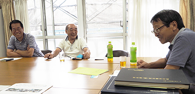 大規模修繕工事に関わった役員。右から理事長の小林さん、修繕委員長の沢里さん、会計の林さん
