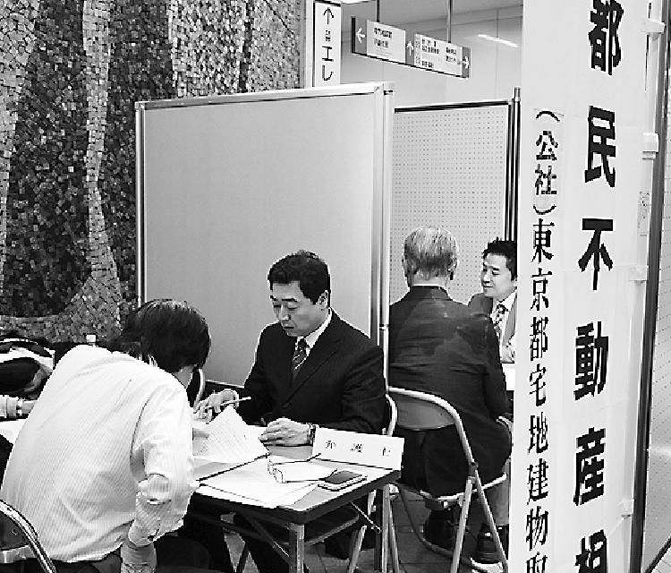 区役所1階ロビーでの専門家による無料相談会。10ブース設置し、常時10組が相談可能だ