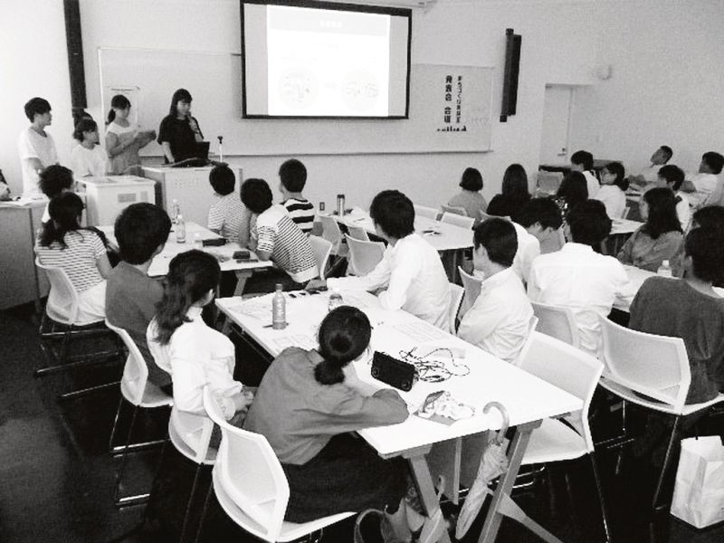 緊張しつつ、アイデアを発表した
