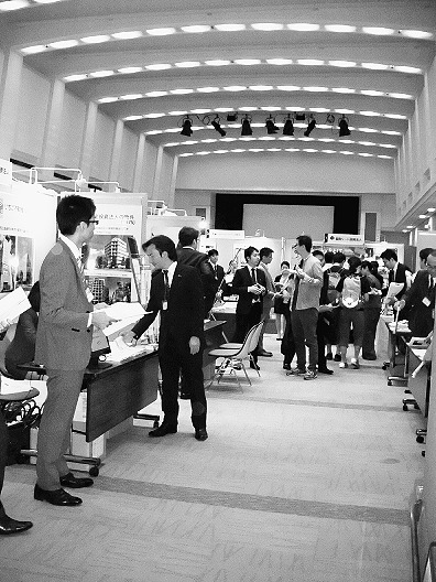 各投資法人のブース。熱心に説明を聞く来場者の姿も