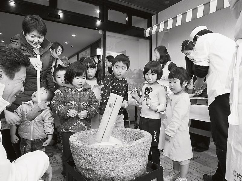 「TAMARIBA」で開かれた餅つき大会