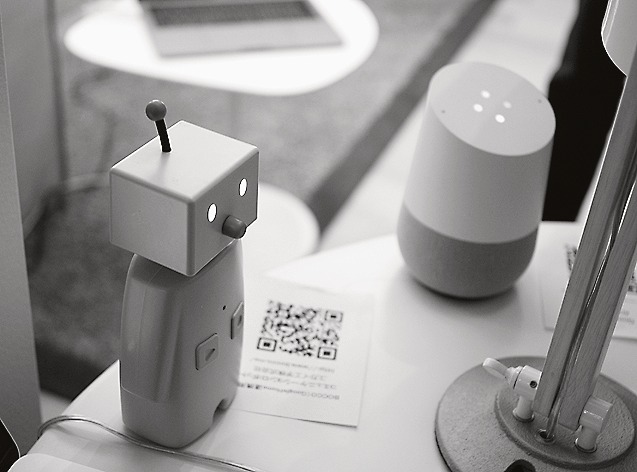 コミュニケーションロボット「ボッコ」(写真左)とAIスピーカー「グーグルホーム」を連携させた事例も紹介