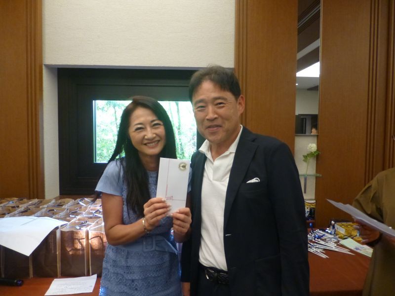 個人戦優勝の脇本氏（左）と小野宅建みなとゴルフ会会長