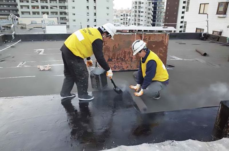 まずは屋上防水と給水設備の工事から着手