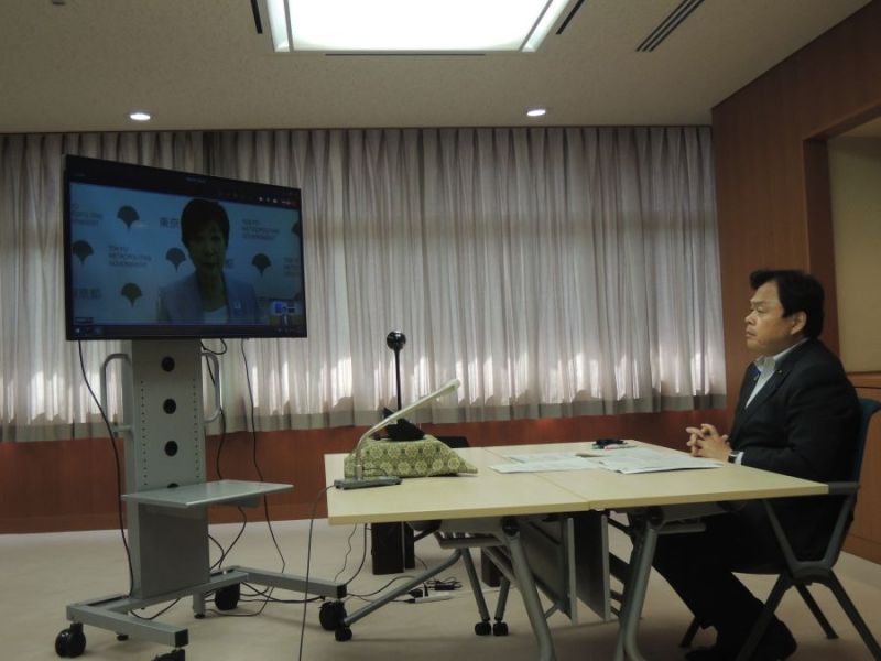 答申を踏まえ、意見を交わす赤羽大臣(右)と小池都知事