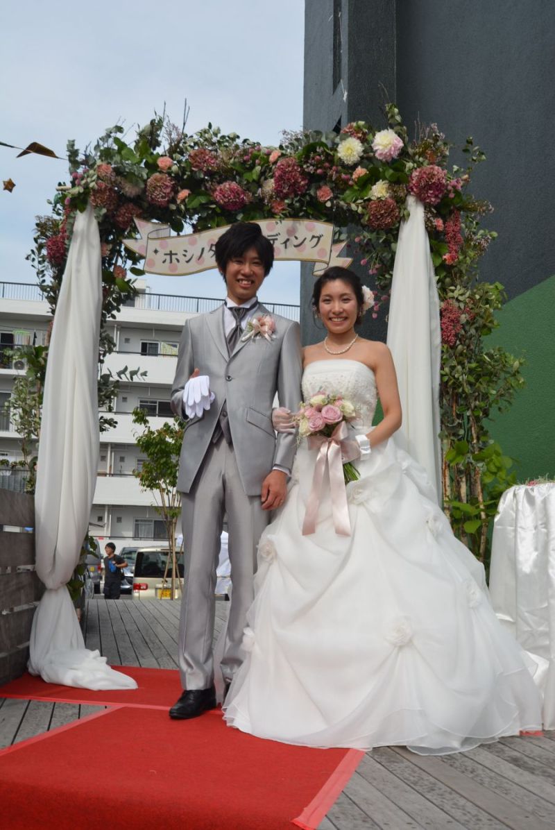 イベントでは、このほど婚姻届を提出した団地居住者である今村夫妻の結婚披露パーティーも開催された。幸せ一杯の笑顔を見せる二人