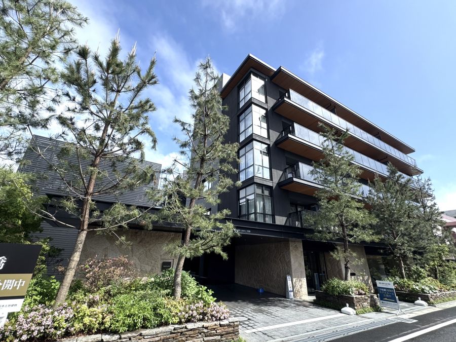 「バウス西船橋」の建物。完成した姿が美しい。夕暮れどき、すべての住戸の照明をつけて撮影できれば、さらに優雅だろう。が、現実的に、それはむずかしい。(筆者撮影)