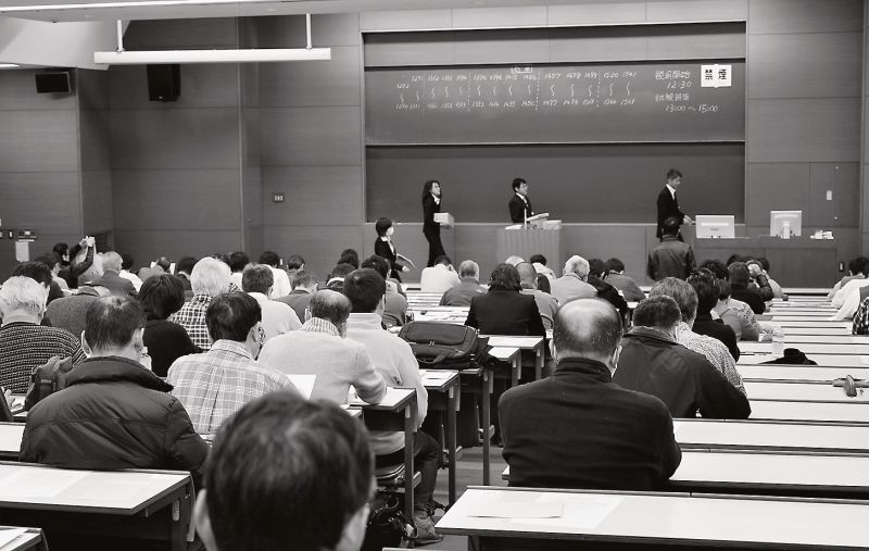 最後の「確認作業」を懸命に行う中、試験問題を運び込む試験監督員を前に緊張感が高まる受験生たち