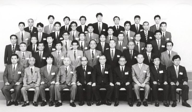 90年9月に開催された発会式。業界全体の資質向上につながる会を目指した。前列右端が岩本氏