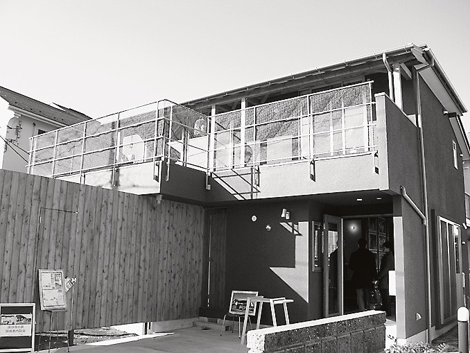 1階の一部を減築。2階は1坪分増築してバルコニーに屋根をかけた。外壁は手を加えていない